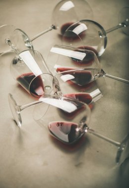 Gri beton arka planda kırmızı şarap.