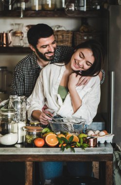 Birlikte tatil pastası pişirmek için karışım yapan sevgi dolu çift.