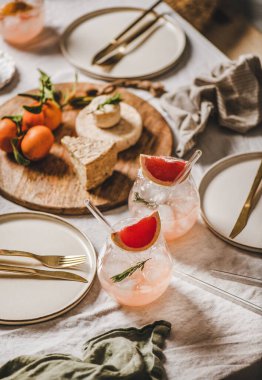 Margarita, peynir ve meyveli kokteyl masası.