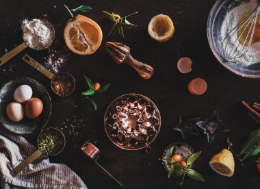 Paslı masada turunçgil ve şam fıstıklı kek pişirmek.