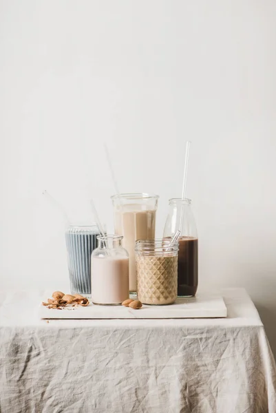Milchfreie Milchsorte Mit Unterschiedlichen Aromen Mandelmilch Mit Blauem Matcha Beeren — Stockfoto