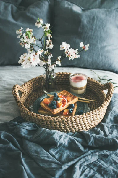 Colazione Letto Cialde Con Arancia Rossa Mirtilli Caffellatte Rosa Vetro — Foto Stock