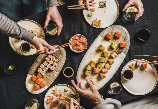 Família Quarentena Japonês Sushi Jantar Serviço Entrega Takeaway Casa Flat — Fotografia de Stock