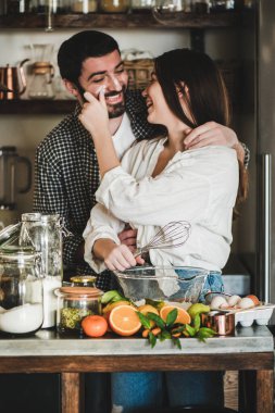 Genç ve tatlı bir çift mutfakta birlikte yemek pişiriyor. Kafkasyalı genç bir adam ve esmer bir kadın unla oynuyor, sarılıyor, gülüyor ve turunçgil pastası pişirmek için para kazanıyor. Sevgililer Günü