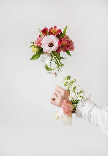 Vinglas Fullt Färska Rosa Röda Och Vita Vårblommor Handen Kvinna — Stockfoto