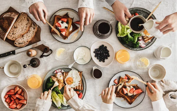 가족끼리 아침을 먹거나 브런치를 먹는다 프랑스식 토스트 사람들이 테이블 위에서 — 스톡 사진