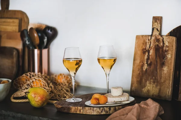 Dvě Elegantní Sklenice Pomerančového Nebo Jantarového Vína Občerstvení Dřevěné Desce — Stock fotografie