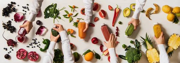 Flache Menschenhände Mit Frischen Säftflaschen Zwischen Obst Beeren Gemüse Vor — Stockfoto