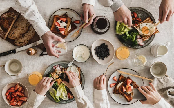 Group Friends Having Breakfast Gathering Brunch Together Flat Lay Table — Stock Photo, Image