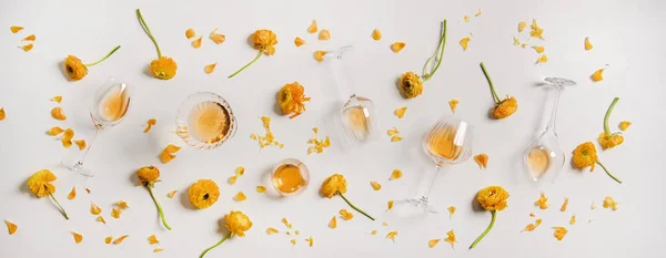 Puesta Plana Vino Naranja Ámbar Moda Diferentes Copas Flores Amarillas — Foto de Stock