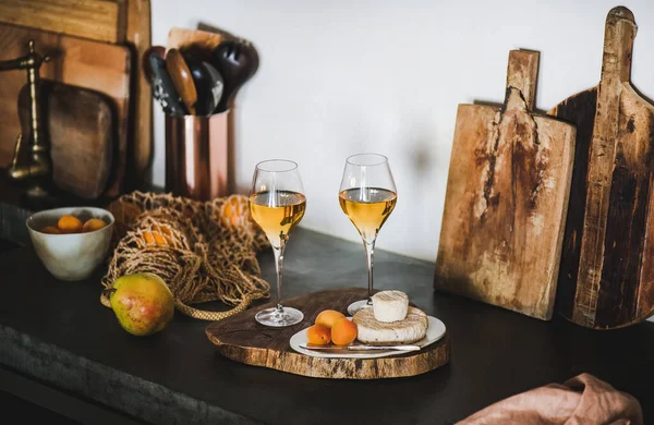 오렌지 포도주 식욕을 돋우는 카운터 나무판에 포도주 포도주 양조장 — 스톡 사진