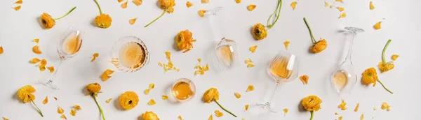 Puesta Plana Vino Naranja Ámbar Moda Copas Flores Sobre Fondo — Foto de Stock