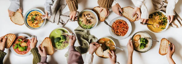 Nsanlar Sonbahar Kış Kremalı Vegan Çorbası Içiyorlar Nsanların Elleri Düz — Stok fotoğraf