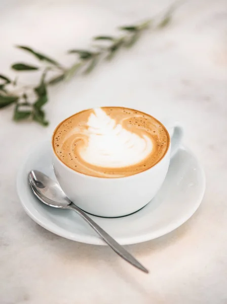 Cappuccino Minum Kopi Dalam Cangkir Putih Dengan Seni Latte Atas — Stok Foto