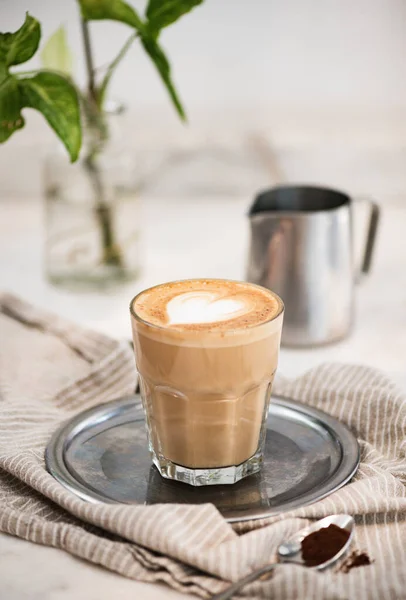 Glas Vers Gebrouwen Platte Witte Koffie Met Hartvormige Schuimmelk Zilveren — Stockfoto