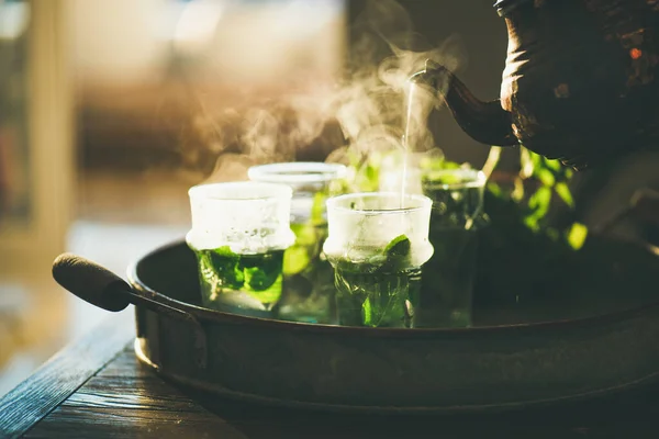 Taze Nane Çayı Taze Bitkiler Bardaklar Masanın Üzerinde Seçici Bir — Stok fotoğraf