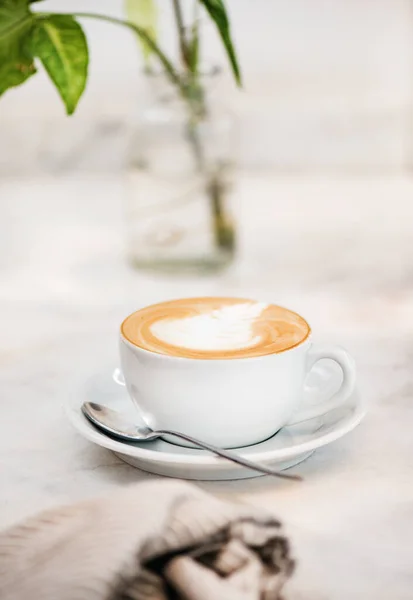 Cappuccino Minum Kopi Dalam Cangkir Putih Dengan Seni Latte Atas — Stok Foto