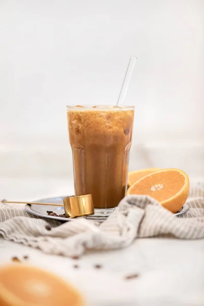 Ijskoffie Vers Sinaasappelsap Blended Drank Met Verse Sinaasappel Witte Achtergrond — Stockfoto