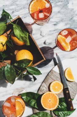 Gri mermer masa üzerinde portakal ve buz küpleri ile gözlük Aperol Spritz aperitif alkol soğuk içecek, üst görünümü. Yaz serinletici içecek konsepti