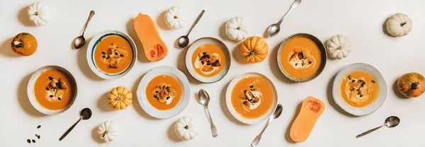 Flache Saisonale Herbst Kürbiscremesuppe Tellern Mit Saurer Sahne Kürbiskernen Und — Stockfoto