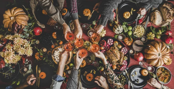 Famiglia Festeggia Giorno Del Ringraziamento Piatto Banchettare Mani Dei Popoli — Foto Stock