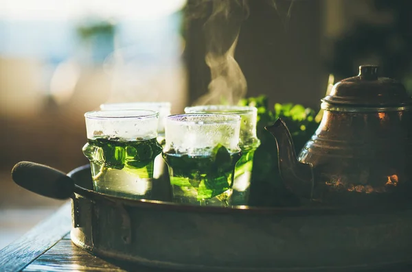 Friss Menta Marokkói Tea Gyógynövényekkel Szemüvegben Teáskanna Tálcában Szelektív Fókusz — Stock Fotó