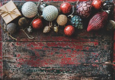 Noel ya da yeni yıl tatili geçmişi, doku, duvar kâğıdı. Noel süsleme oyuncakları ve topları kırmızı ahşap arka plan, üst manzara, kopyalama alanı