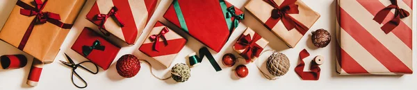 お祝いの工芸品のギフトボックスのフラットレイアウト 包装紙 カラフルな泡 プレーンホワイトの背景にリボン トップビュー コピースペース クリスマス休暇流行のグリーティングカード バナー クリスマスボクシングの日 — ストック写真
