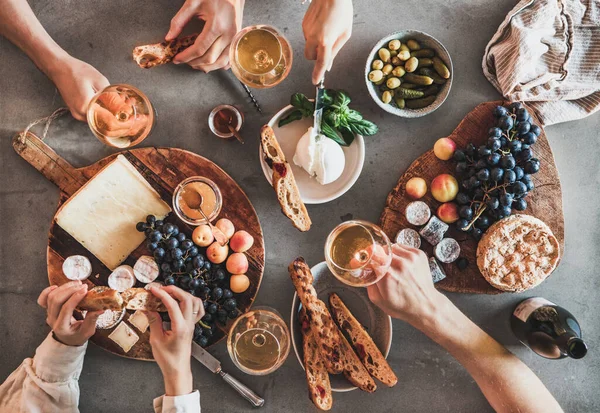 Flache Menschenhände Die Wein Trinken Und Frische Käsefrüchte Essen Brotweinsnacks — Stockfoto