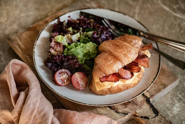 Bacon Cheddar Kaas Gevulde Franse Croissant Met Salade Aan Zijkant — Stockfoto