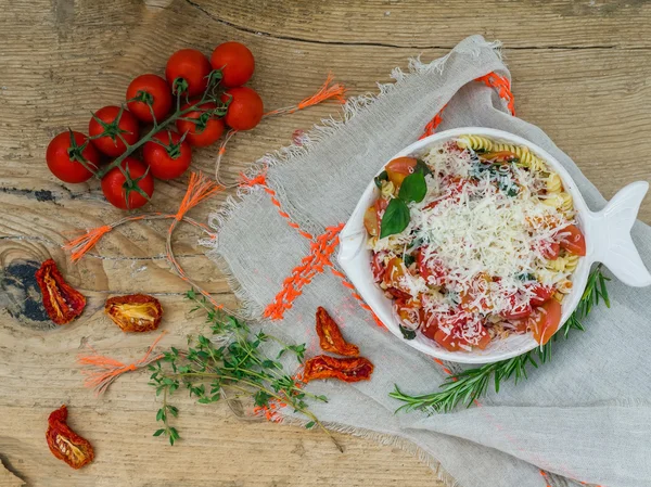 意大利面加西红柿和罗勒 — 图库照片