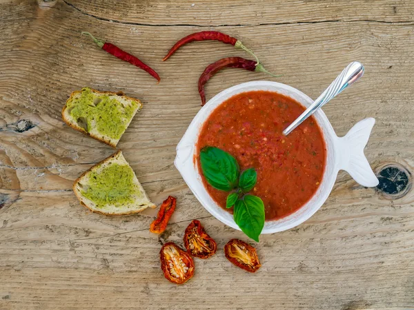 Rufowych zupa pomidorowa na drewniane biurko — Zdjęcie stockowe