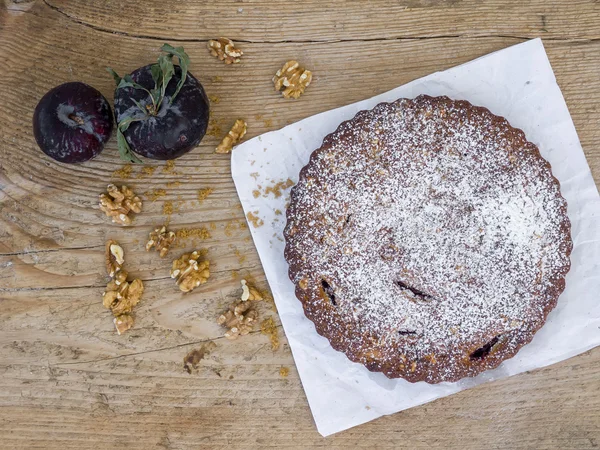 Torta di prugne con noci — Foto Stock