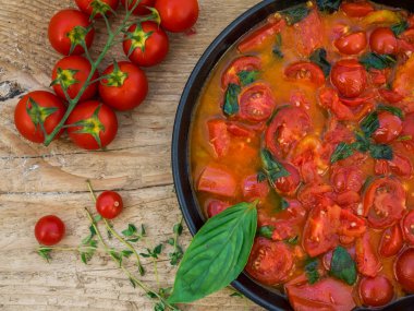 Domates soslu makarna için