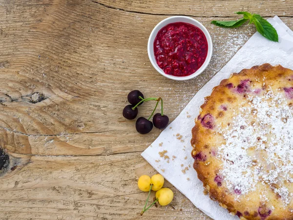 Ahşap bir masa üzerine Rusberry cheesecake — Stok fotoğraf
