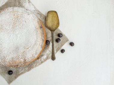 Kiraz ile muhallebi pasta