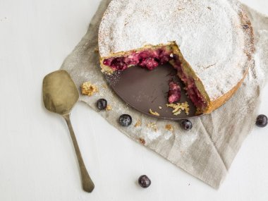 Pudra şekeri ile muhallebi vişneli pasta