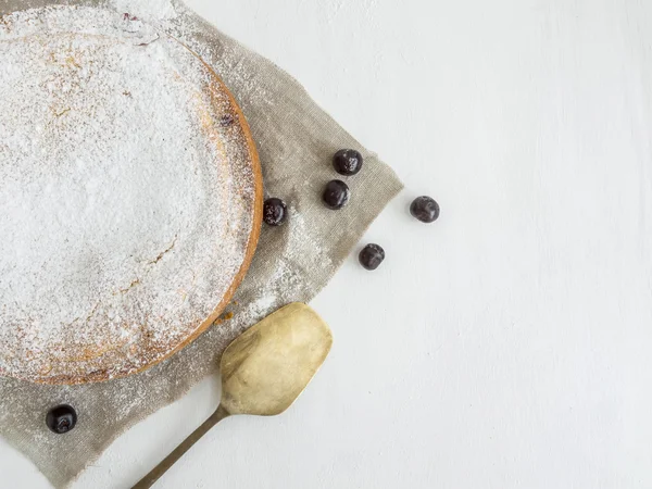 Torta Creme Com Cereja Uma Mesa Madeira Branca — Fotografia de Stock