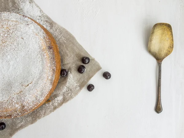 Tarte aux cerises à la crème et sucre en poudre — Photo