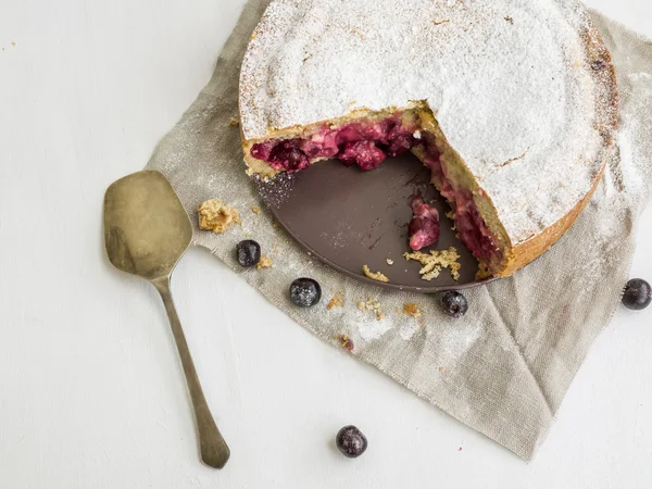 Tarte aux cerises à la crème et sucre en poudre — Photo