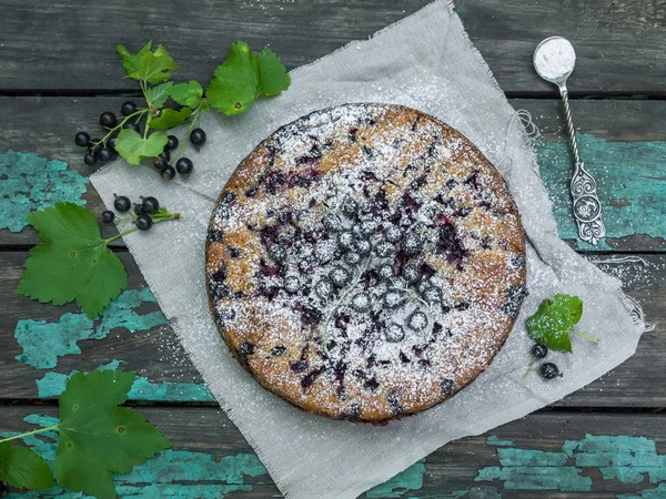 Böğürtlen pasta eski ahşap masa — Stok fotoğraf