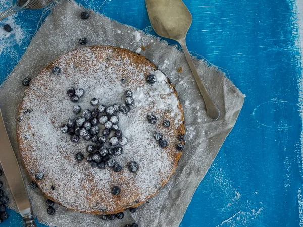 Пиріг з чорниці на синьому фоні — стокове фото