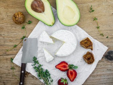 Peynir ve meyve bir ahşap yüzeye ayarla