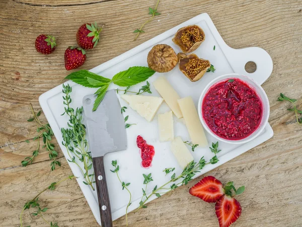 Cheese and fruit set on a wooden surface — Stock Photo, Image