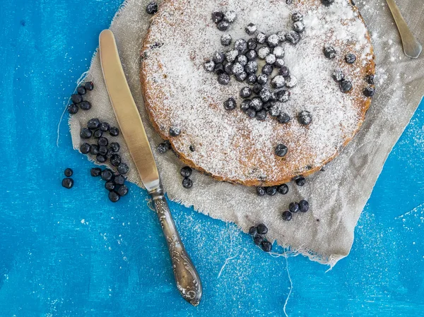 Tarte aux myrtilles sur une surface bleue — Photo