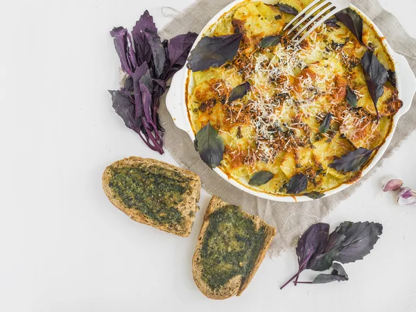 Kartoffelscheiben mit Käse und Basilikum im Ofen gebacken — Stockfoto