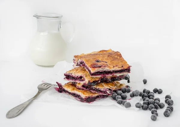 Morceaux de tarte aux myrtilles sur papier pâtissier blanc — Photo