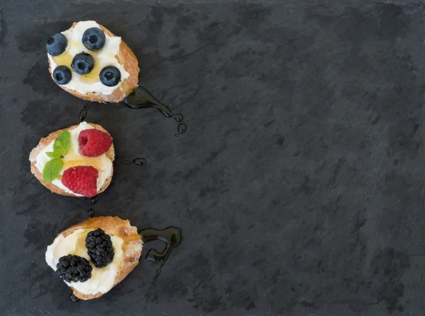 Goat cheese and berries mini-sandwitches — Stock Photo, Image