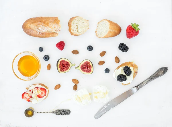 Cheese, bread and berries set — Stock Photo, Image