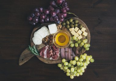 Şarap meze kümesi: et ve peynir seçimi, bal, üzüm, w
